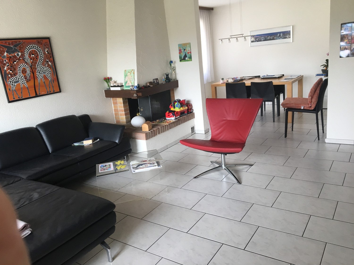 Belle maison dans un quartier calme
a louer du 1.Nov. 2026 au 1.Mai 2027
4,5 pièces dans une maison individuelle.
Il est possible de racheter certains meubles individuels (lit/armoire) s'ils vous plaisent. Les charges et la place de parc sont incluses dans le loyer.