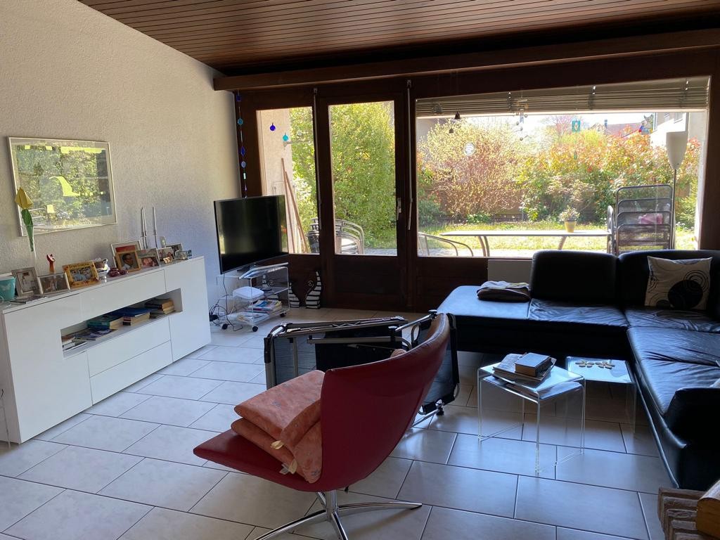 Belle maison dans un quartier calme
a louer du 1.Nov. 2026 au 1.Mai 2027
4,5 pièces dans une maison individuelle.
Il est possible de racheter certains meubles individuels (lit/armoire) s'ils vous plaisent. Les charges et la place de parc sont incluses dans le loyer.