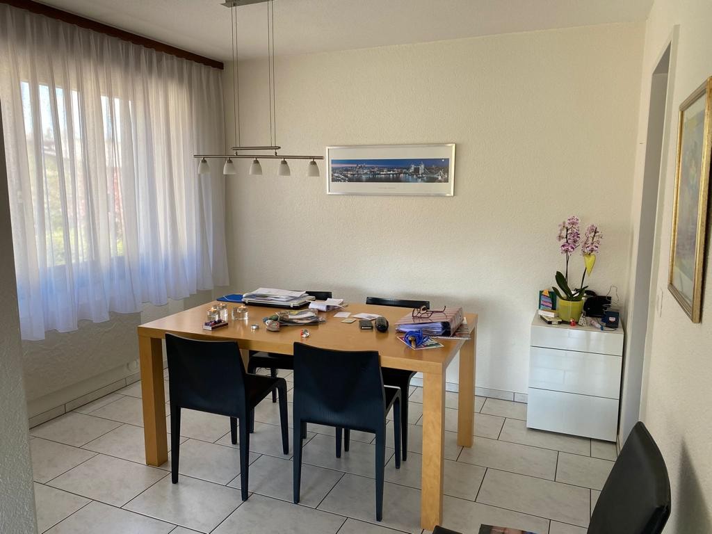 Belle maison dans un quartier calme
a louer du 1.Nov. 2026 au 1.Mai 2027
4,5 pièces dans une maison individuelle.
Il est possible de racheter certains meubles individuels (lit/armoire) s'ils vous plaisent. Les charges et la place de parc sont incluses dans le loyer.