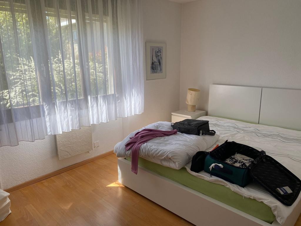 Belle maison dans un quartier calme
a louer du 1.Nov. 2026 au 1.Mai 2027
4,5 pièces dans une maison individuelle.
Il est possible de racheter certains meubles individuels (lit/armoire) s'ils vous plaisent. Les charges et la place de parc sont incluses dans le loyer.