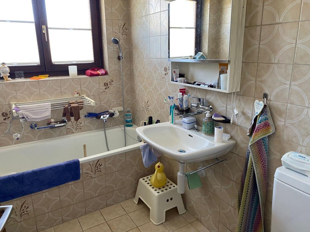 Belle maison dans un quartier calme
a louer du 1.Nov. 2026 au 1.Mai 2027
4,5 pièces dans une maison individuelle.
Il est possible de racheter certains meubles individuels (lit/armoire) s'ils vous plaisent. Les charges et la place de parc sont incluses dans le loyer.