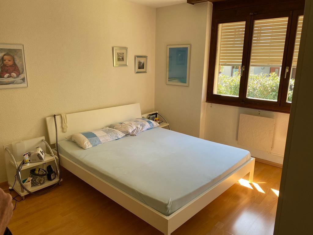 Belle maison dans un quartier calme
a louer du 1.Nov. 2026 au 1.Mai 2027
4,5 pièces dans une maison individuelle.
Il est possible de racheter certains meubles individuels (lit/armoire) s'ils vous plaisent. Les charges et la place de parc sont incluses dans le loyer.