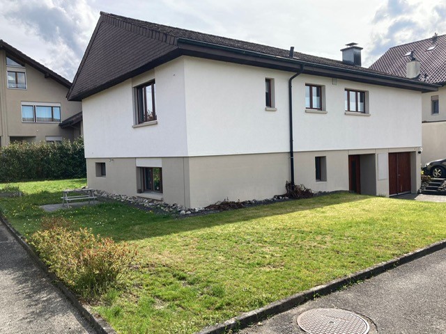 Belle maison dans un quartier calme
a louer du 1.Nov. 2026 au 1.Mai 2027
4,5 pièces dans une maison individuelle.
Il est possible de racheter certains meubles individuels (lit/armoire) s'ils vous plaisent. Les charges et la place de parc sont incluses dans le loyer.