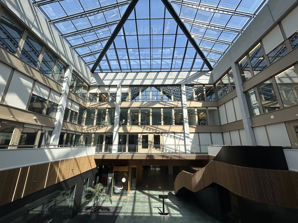 198m² office