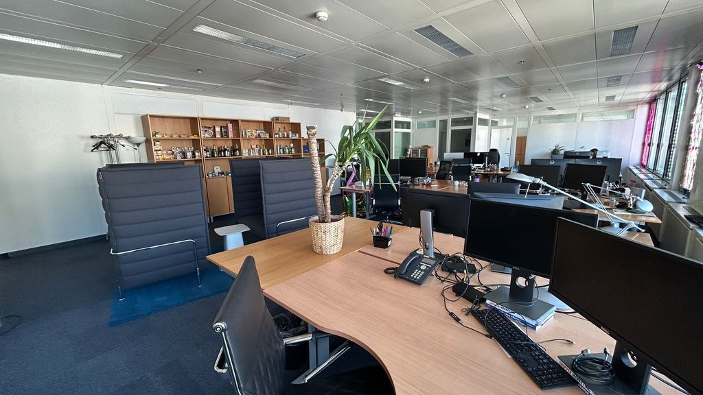198m² office