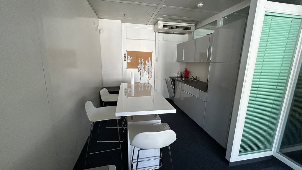 198m² office