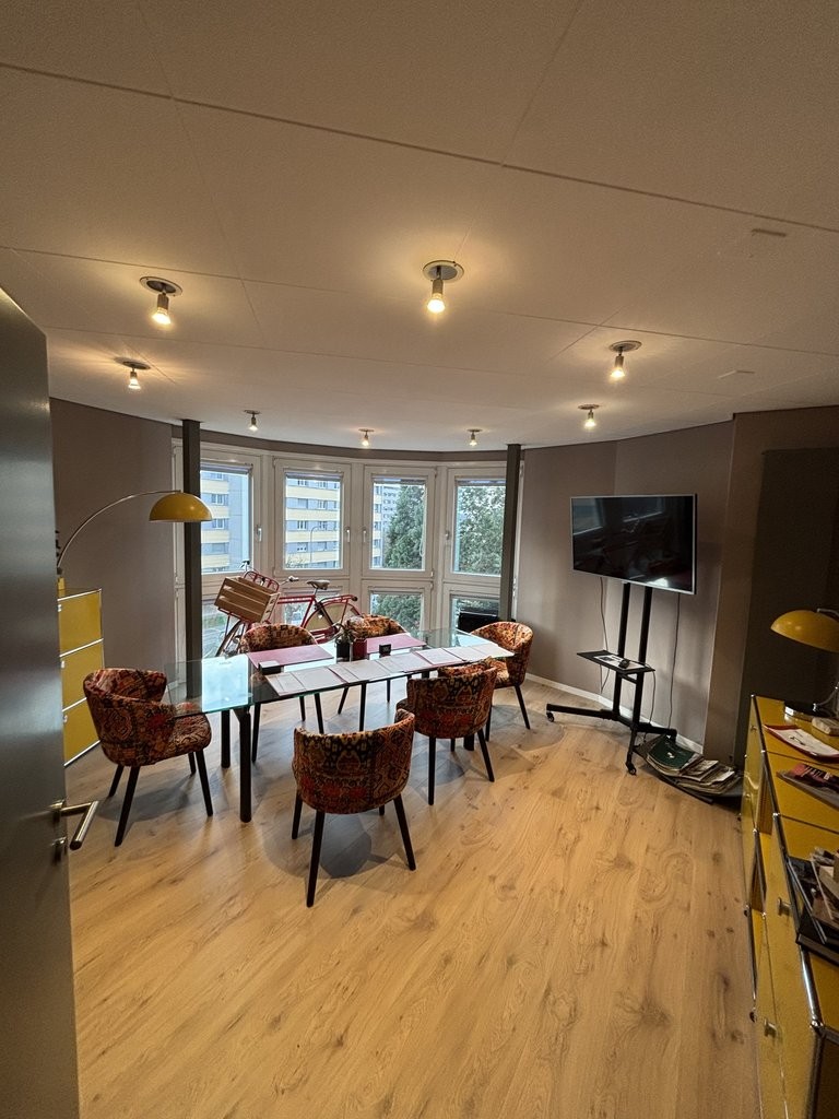 154m² office