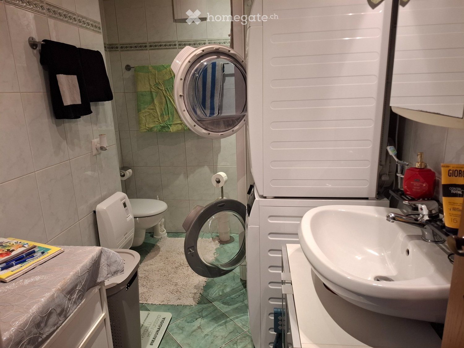 Recherche repreneur pour un magnifique appartement au centre de Brissago à quelques pas du bord du lac. Magnifique vue sur le lac, 3 chambres, salon avec cheminée sur cuisine ouverte, 3 salles de bains dont 1 avec lave-linge/sèche-linge et jacuzzi, loyer total comprenant les charges avec décompte en