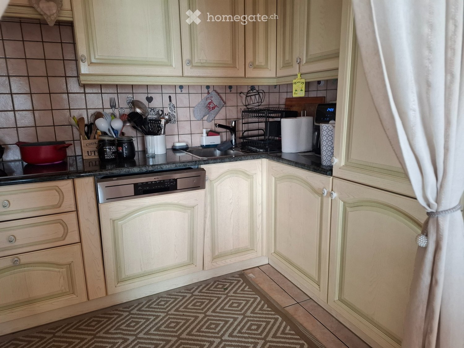 Recherche repreneur pour un magnifique appartement au centre de Brissago à quelques pas du bord du lac. Magnifique vue sur le lac, 3 chambres, salon avec cheminée sur cuisine ouverte, 3 salles de bains dont 1 avec lave-linge/sèche-linge et jacuzzi, loyer total comprenant les charges avec décompte en
