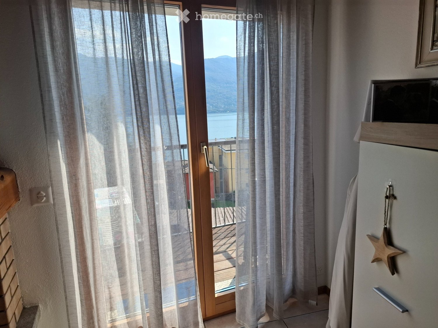 Recherche repreneur pour un magnifique appartement au centre de Brissago à quelques pas du bord du lac. Magnifique vue sur le lac, 3 chambres, salon avec cheminée sur cuisine ouverte, 3 salles de bains dont 1 avec lave-linge/sèche-linge et jacuzzi, loyer total comprenant les charges avec décompte en