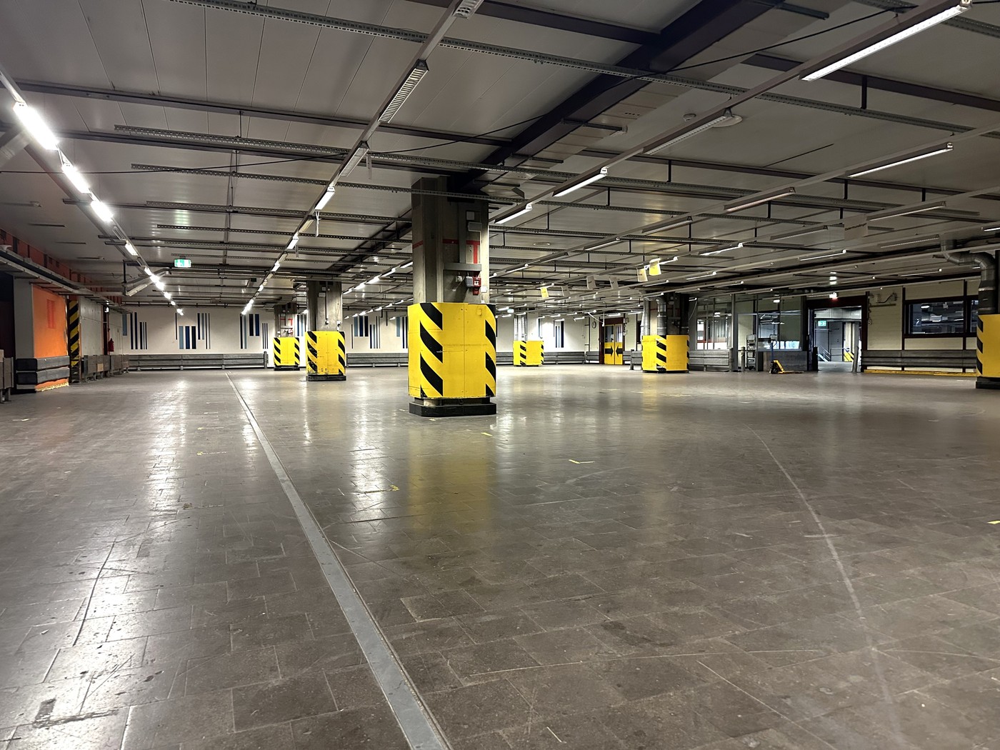 519-3934m² commercial, photo 1 sur 3