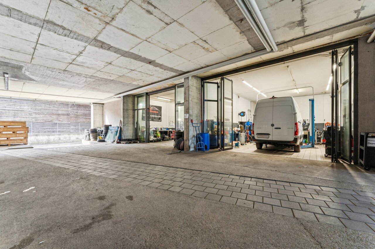 Magasin de 1330m²