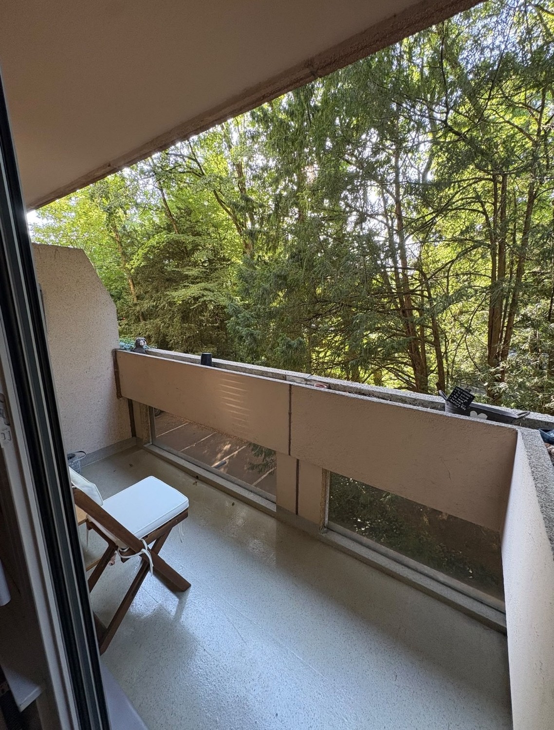 Chambre en colocation en colocation à Champel, Genève. La chambre est disponible immédiatement, avec la possibilité d'emménager à tout moment.

La chambre fait environ 16 m² et dispose de sa propre salle de bain privée et d'un balcon privé surplombant beaucoup de verdure.

Vous partagerez l'appartem