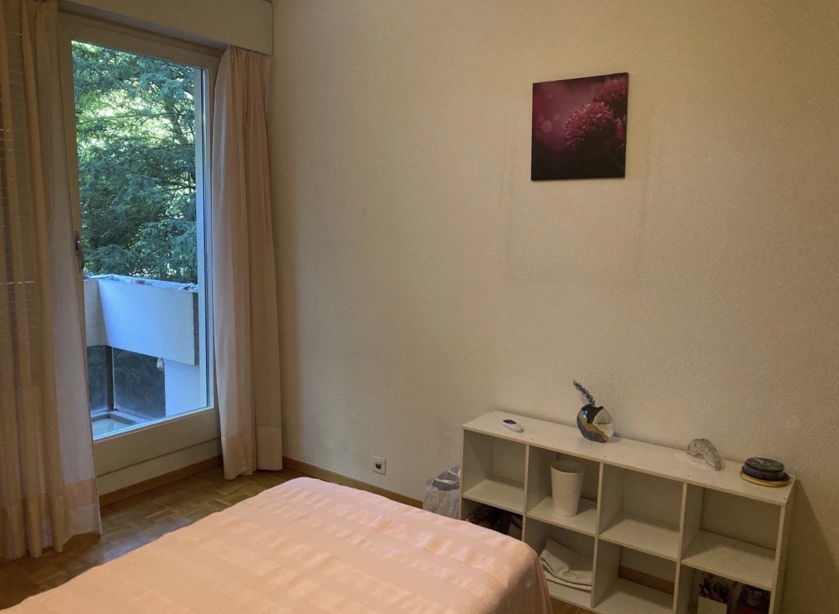 Chambre en colocation en colocation à Champel, Genève. La chambre est disponible immédiatement, avec la possibilité d'emménager à tout moment.

La chambre fait environ 16 m² et dispose de sa propre salle de bain privée et d'un balcon privé surplombant beaucoup de verdure.

Vous partagerez l'appartem