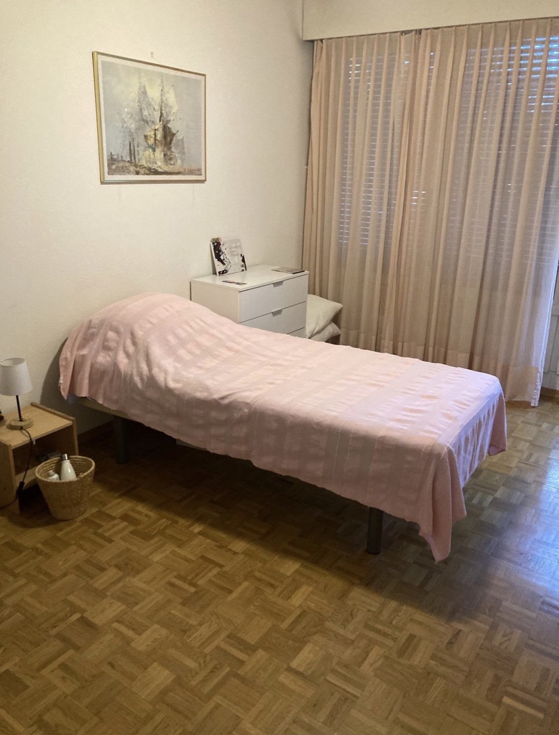 Chambre en colocation en colocation à Champel, Genève. La chambre est disponible immédiatement, avec la possibilité d'emménager à tout moment.

La chambre fait environ 16 m² et dispose de sa propre salle de bain privée et d'un balcon privé surplombant beaucoup de verdure.

Vous partagerez l'appartem