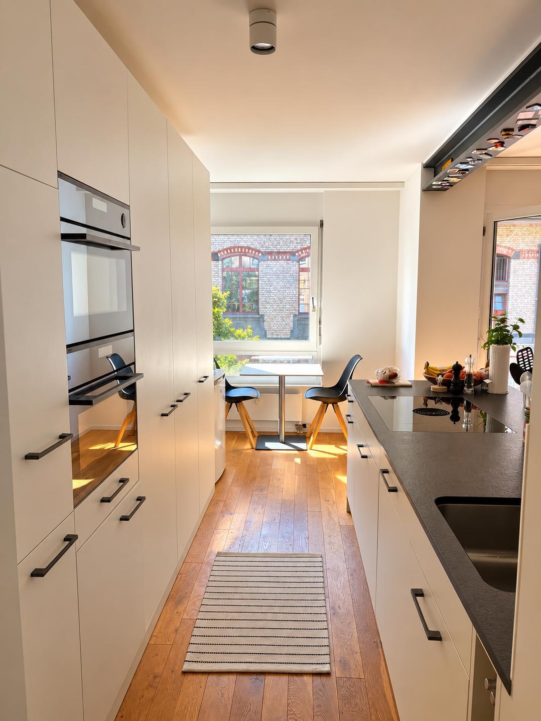 Chambre en colocation

Je sous-loue ma chambre meublée dans notre appartement de 4,5 pièces dans le beau quartier de Mattenhof à Berne de janvier à février.

L'appartement est situé à seulement 6 minutes à pied de l'Inselspital et est habité en commun avec deux médecins assistants. De plus, il dispo, photo 5 sur 6