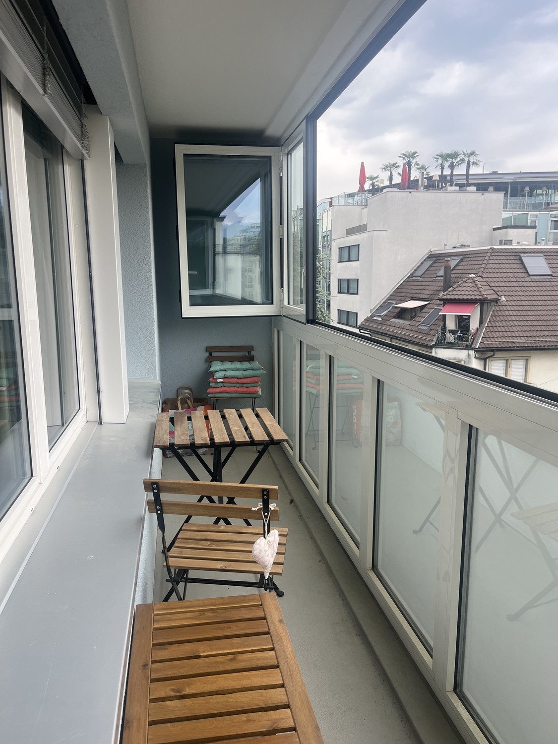 BEFRISTET 01.01.2027 bis ca. 21.05.2027!

Je loue mon appartement meublé de 1 pièce du 1er janvier de manière limitée jusqu'à la mi-mai 2027.

📍 Lage: Central à Luzern, bonne liaison vers la gare, l'Uni, la Neu- & Altstadt

🛋️ Ausstattung: Meublé, équipement de base

📅 Mietdauer: 1. Januar – Mitt, photo 3 sur 5