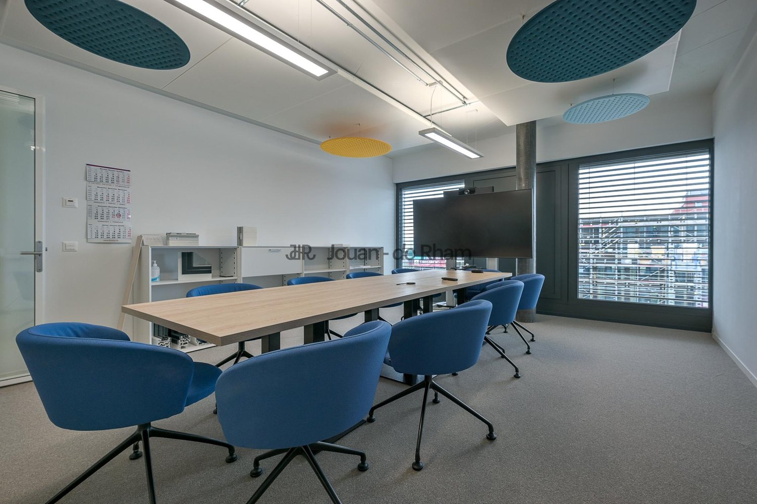 687m² office