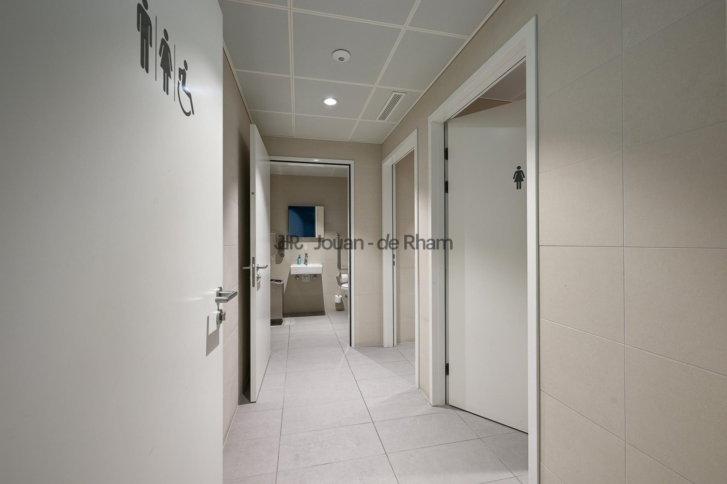 687m² office
