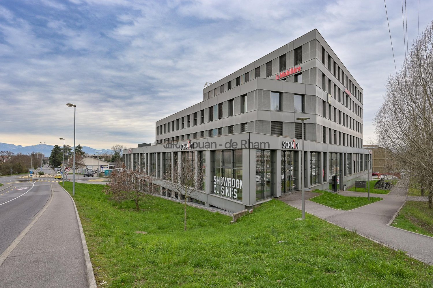 687m² office