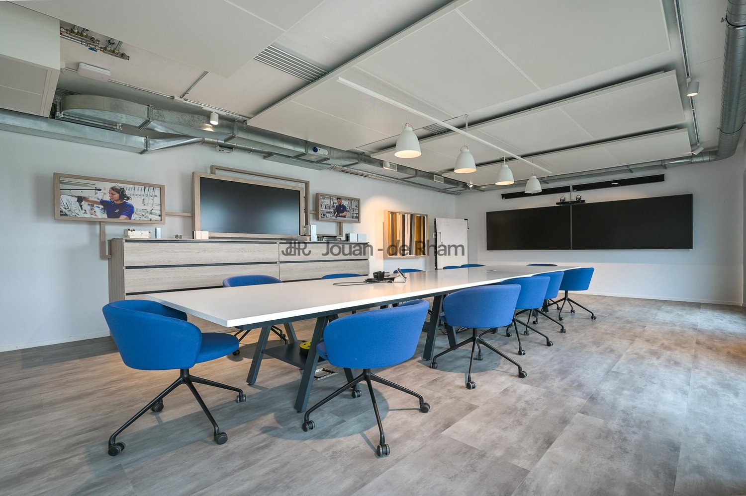 687m² office