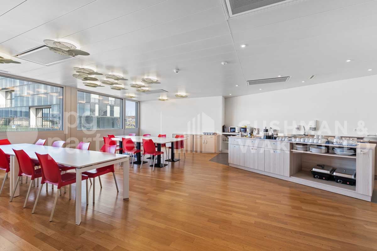 300m² office