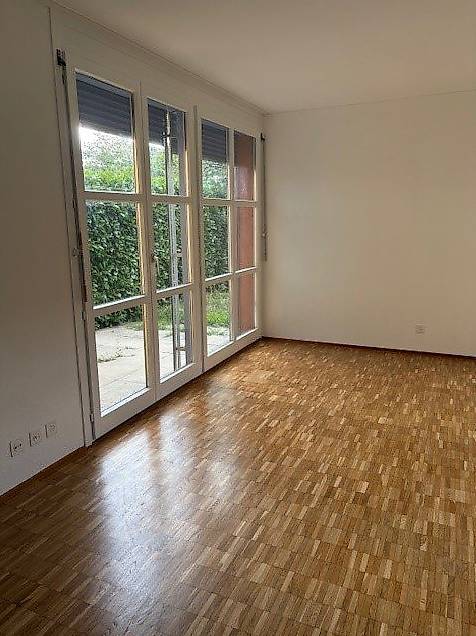 Appartement de 4 pièces

Nous louons un 4 pièces au PT, composé d'une cuisine, d'un séjour avec jardin, de trois chambres à coucher, d'une salle de bain, d'un WC. 
Loyer mensuel CHF 1'100.00 + 285.00 acc. spese mensili 
Place de parc en garage à CHF 70.00, photo 1 sur 4