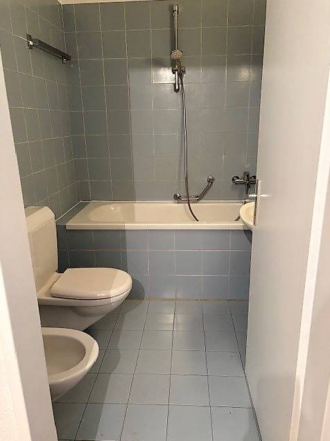 Appartement de 4 pièces

Nous louons un 4 pièces au PT, composé d'une cuisine, d'un séjour avec jardin, de trois chambres à coucher, d'une salle de bain, d'un WC. 
Loyer mensuel CHF 1'100.00 + 285.00 acc. spese mensili 
Place de parc en garage à CHF 70.00, photo 4 sur 4