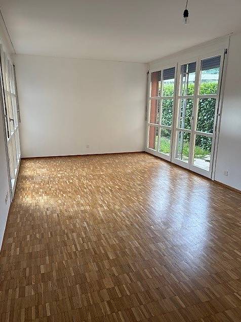 Appartement de 4 pièces

Nous louons un 4 pièces au PT, composé d'une cuisine, d'un séjour avec jardin, de trois chambres à coucher, d'une salle de bain, d'un WC. 
Loyer mensuel CHF 1'100.00 + 285.00 acc. spese mensili 
Place de parc en garage à CHF 70.00, photo 2 sur 4
