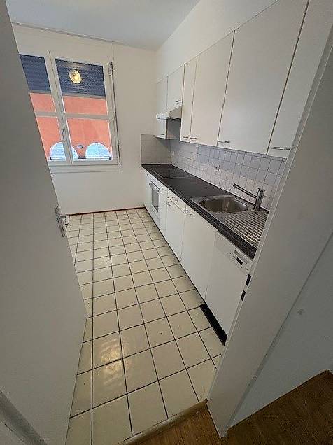 Appartement de 4 pièces

Nous louons un 4 pièces au PT, composé d'une cuisine, d'un séjour avec jardin, de trois chambres à coucher, d'une salle de bain, d'un WC. 
Loyer mensuel CHF 1'100.00 + 285.00 acc. spese mensili 
Place de parc en garage à CHF 70.00, photo 3 sur 4