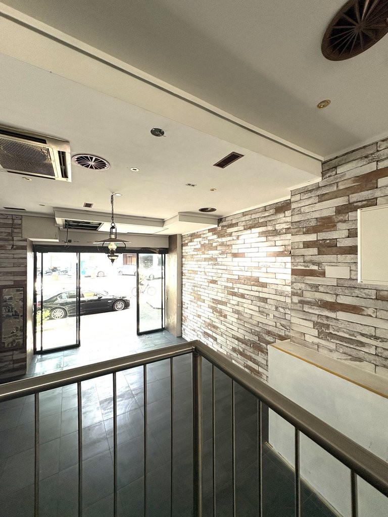 165m² commercial, photo 2 sur 5