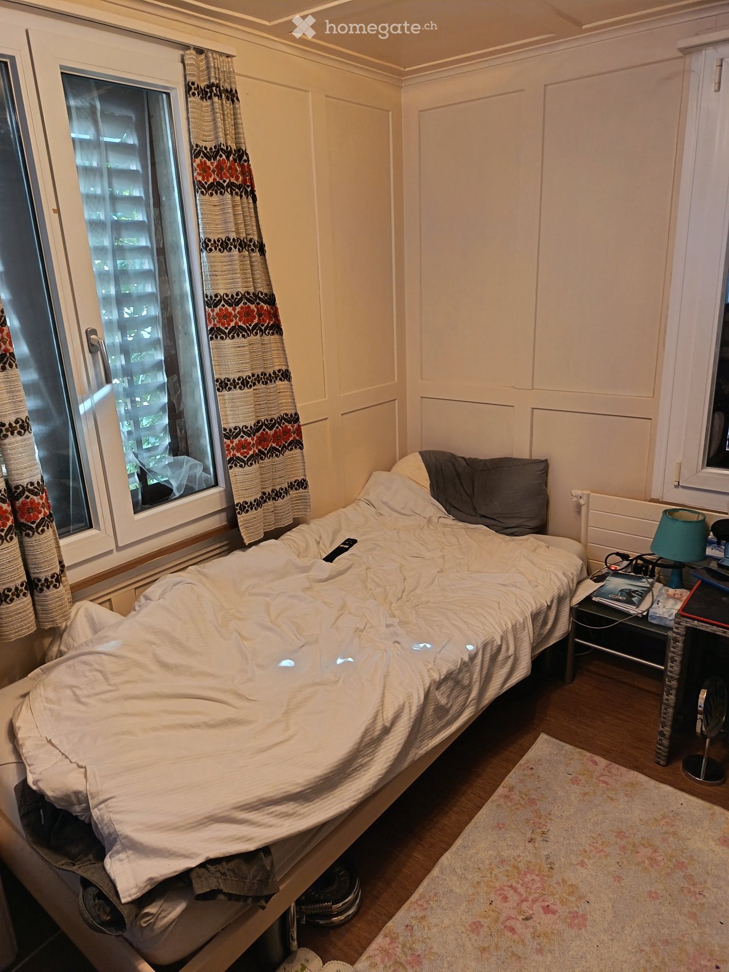 Chambre meublée à louer

Je loue une chambre meublée dans une maison individuelle à partir du 1er septembre ou du 15 septembre pour une durée indéterminée.

Équipement :

\- Cuisine commune
\- Deux salles de bain avec WC à usage commun
\- Terrasse de jardin à usage commun

Loyer :

\- CHF 720. par m, photo 2 sur 3