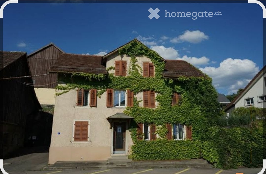 Chambre meublée à louer

Je loue une chambre meublée dans une maison individuelle à partir du 1er septembre ou du 15 septembre pour une durée indéterminée.

Équipement :

\- Cuisine commune
\- Deux salles de bain avec WC à usage commun
\- Terrasse de jardin à usage commun

Loyer :

\- CHF 720. par m, photo 1 sur 3