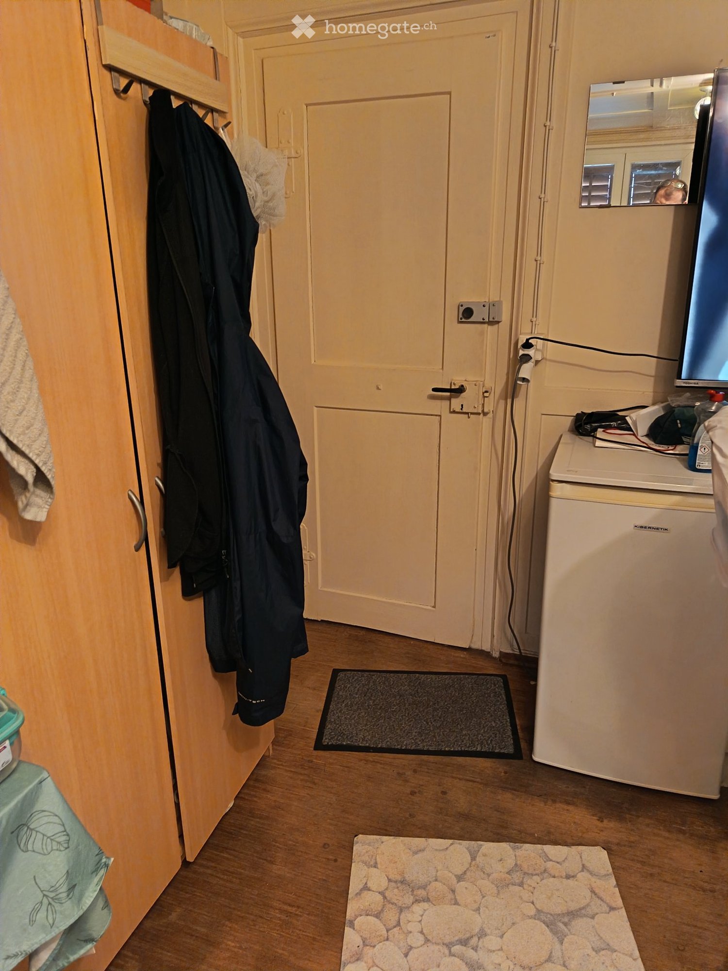 Chambre meublée à louer

Je loue une chambre meublée dans une maison individuelle à partir du 1er septembre ou du 15 septembre pour une durée indéterminée.

Équipement :

\- Cuisine commune
\- Deux salles de bain avec WC à usage commun
\- Terrasse de jardin à usage commun

Loyer :

\- CHF 720. par m, photo 3 sur 3
