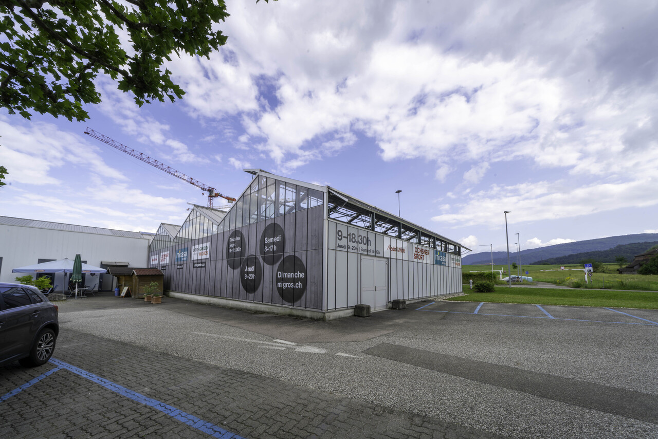 Magasin de 2500m²