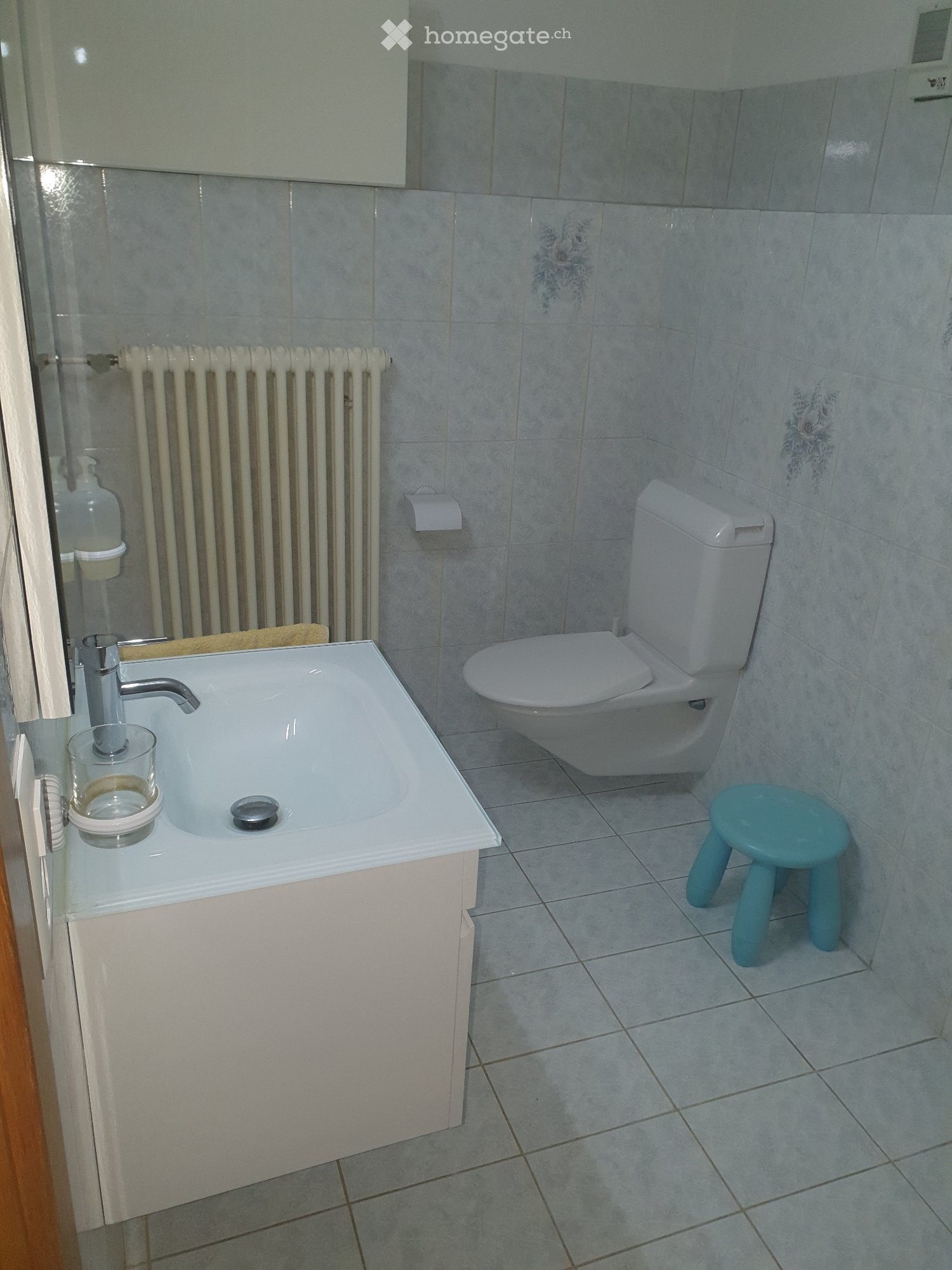 Location 2.5 pièces meublé, proximité des magasins, arrêt de car postal à 20m., gare de trains 5 min. Prix 800fr. tout compris + 50fr. parking si intéressés. Adapté pour une personne étudiants, saisonniers ou frontaliers.