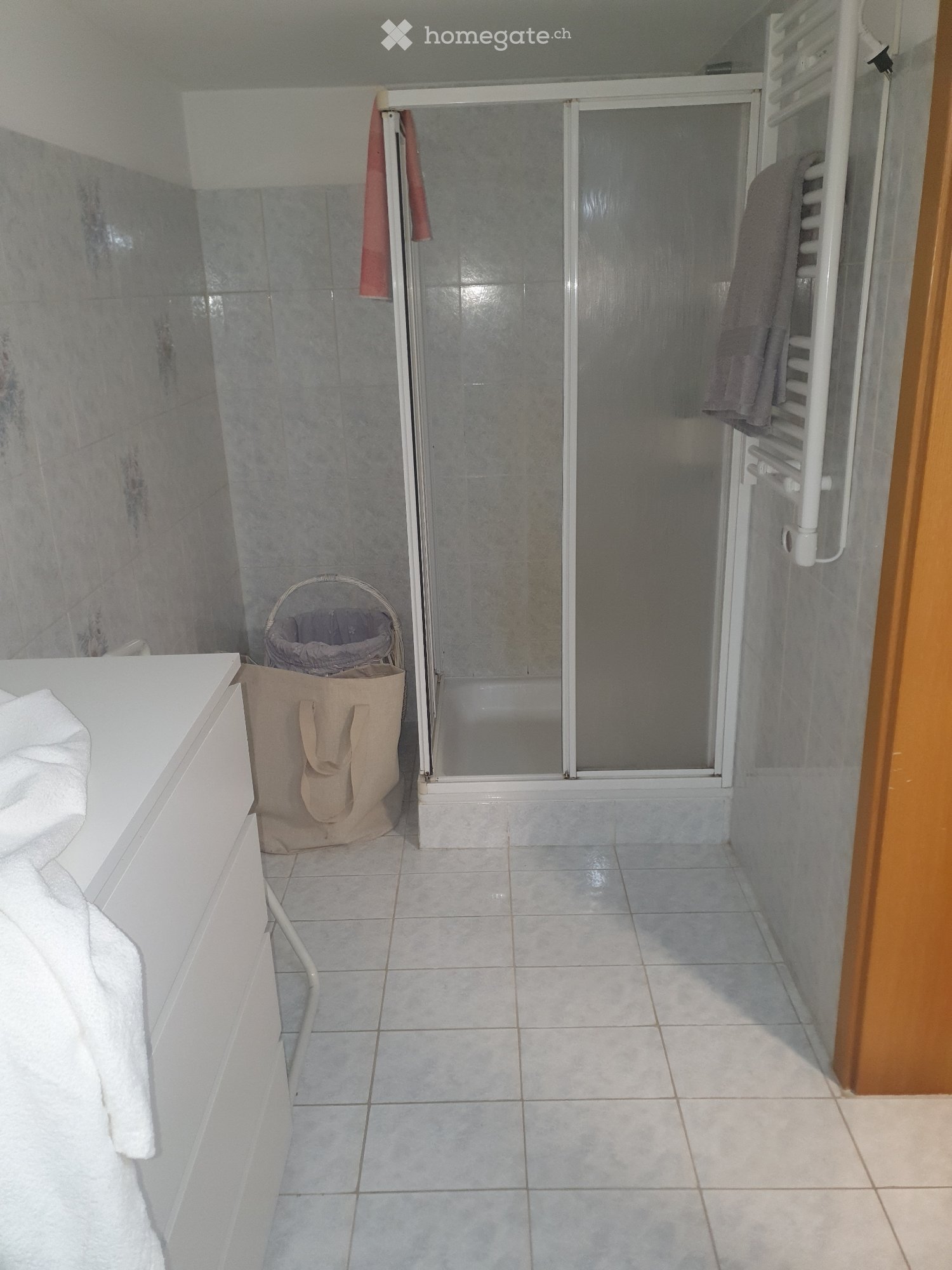 Location 2.5 pièces meublé, proximité des magasins, arrêt de car postal à 20m., gare de trains 5 min. Prix 800fr. tout compris + 50fr. parking si intéressés. Adapté pour une personne étudiants, saisonniers ou frontaliers.