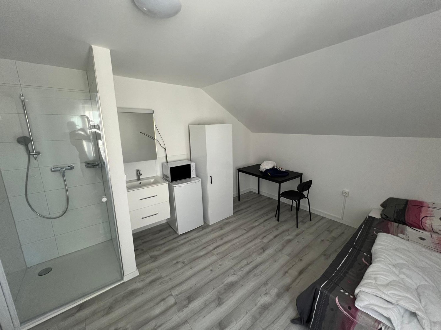 Chambre à louer en emplacement central à Rorschach  
  
Taille de la chambre : 10qm  
  
Équipement :  
  

*   Cabine de douche
*   Lavabo
*   Réfrigérateur
*   Micro-ondes
*   Meublé
*   Internet (WLAN)

Installations communes :  
  

*   WC communs

Emplacement : Emplacement central à Rorschach  , photo 1 sur 6