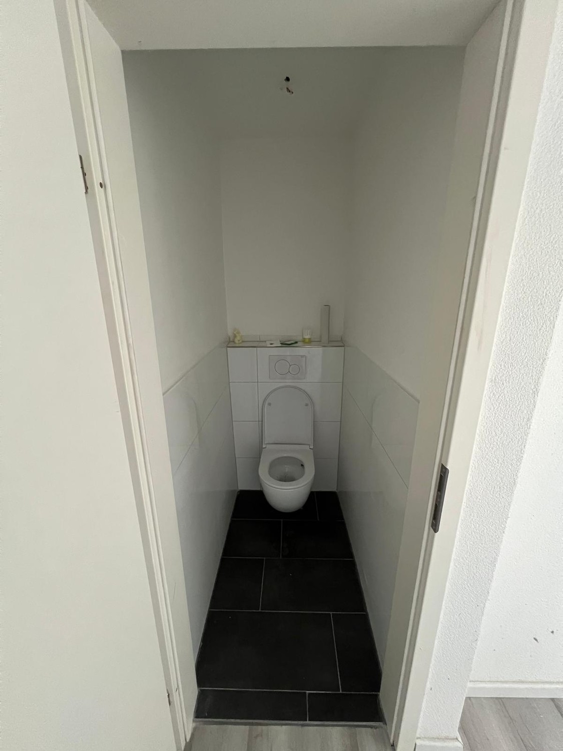 Chambre à louer en emplacement central à Rorschach  
  
Taille de la chambre : 10qm  
  
Équipement :  
  

*   Cabine de douche
*   Lavabo
*   Réfrigérateur
*   Micro-ondes
*   Meublé
*   Internet (WLAN)

Installations communes :  
  

*   WC communs

Emplacement : Emplacement central à Rorschach  , photo 6 sur 6