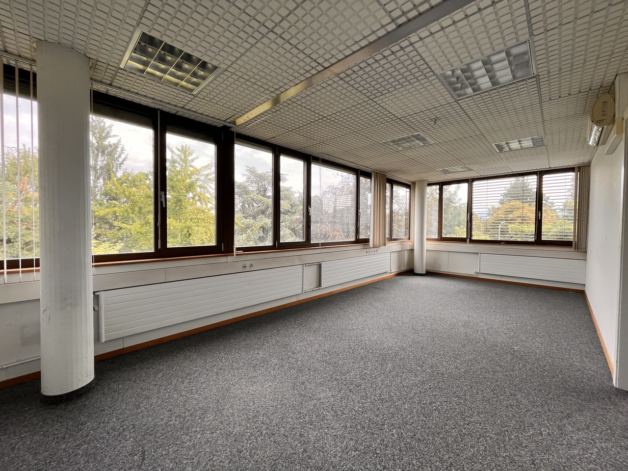 605m² office