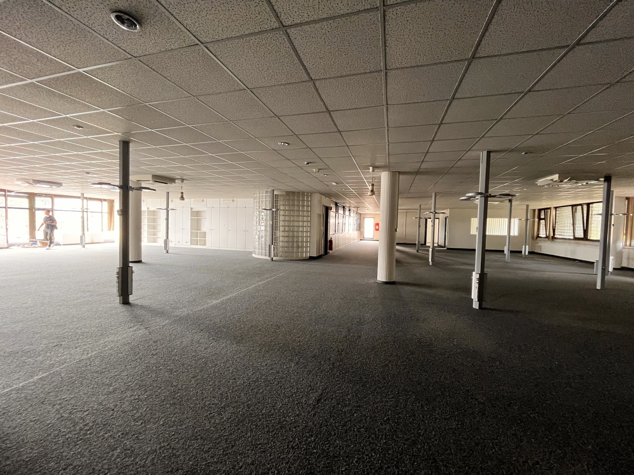 605m² office