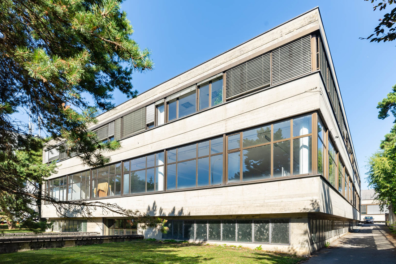 605m² office