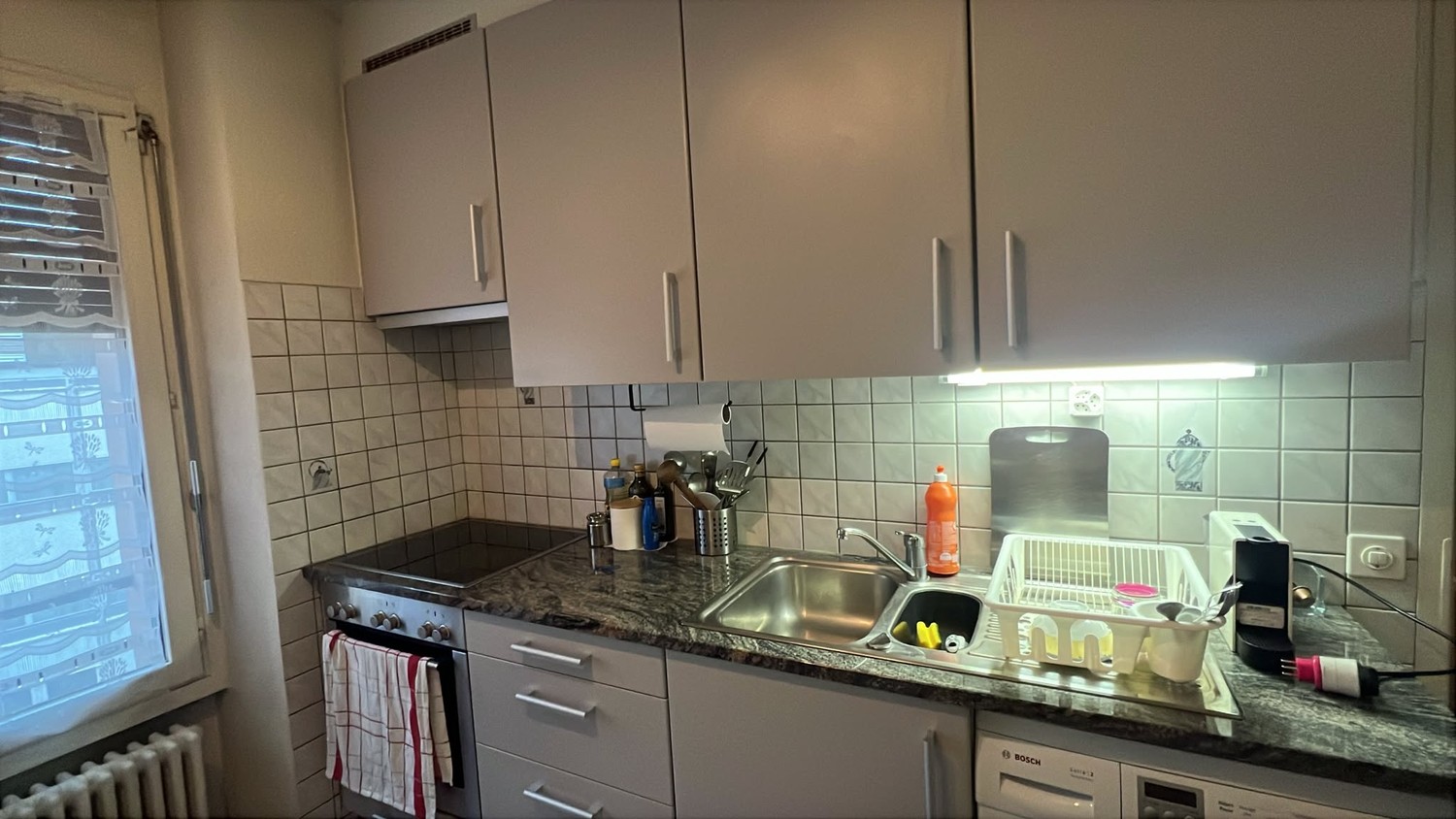 Appartement de 2 pièces
Centre-ville de Genève. Charmant appartement de deux pièces de 50 m².
Location directe du propriétaire

Situé à Plainpalais, au quatrième étage, cet appartement comprend :

Un hall d'entrée

Une cuisine séparée et équipée avec un coin repas

Une grande pièce principale avec d, photo 5 sur 5