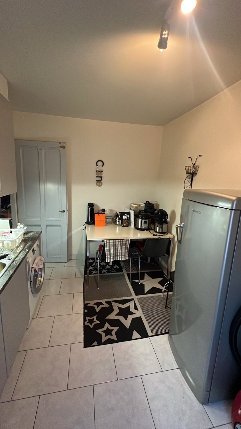 Appartement de 2 pièces
Centre-ville de Genève. Charmant appartement de deux pièces de 50 m².
Location directe du propriétaire

Situé à Plainpalais, au quatrième étage, cet appartement comprend :

Un hall d'entrée

Une cuisine séparée et équipée avec un coin repas

Une grande pièce principale avec d, photo 3 sur 5