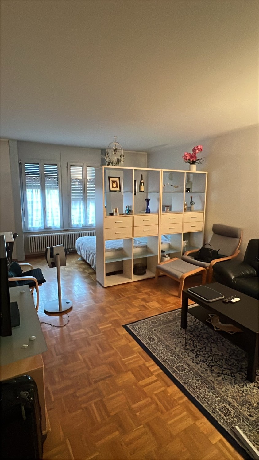 Appartement de 2 pièces
Centre-ville de Genève. Charmant appartement de deux pièces de 50 m².
Location directe du propriétaire

Situé à Plainpalais, au quatrième étage, cet appartement comprend :

Un hall d'entrée

Une cuisine séparée et équipée avec un coin repas

Une grande pièce principale avec d, photo 1 sur 5