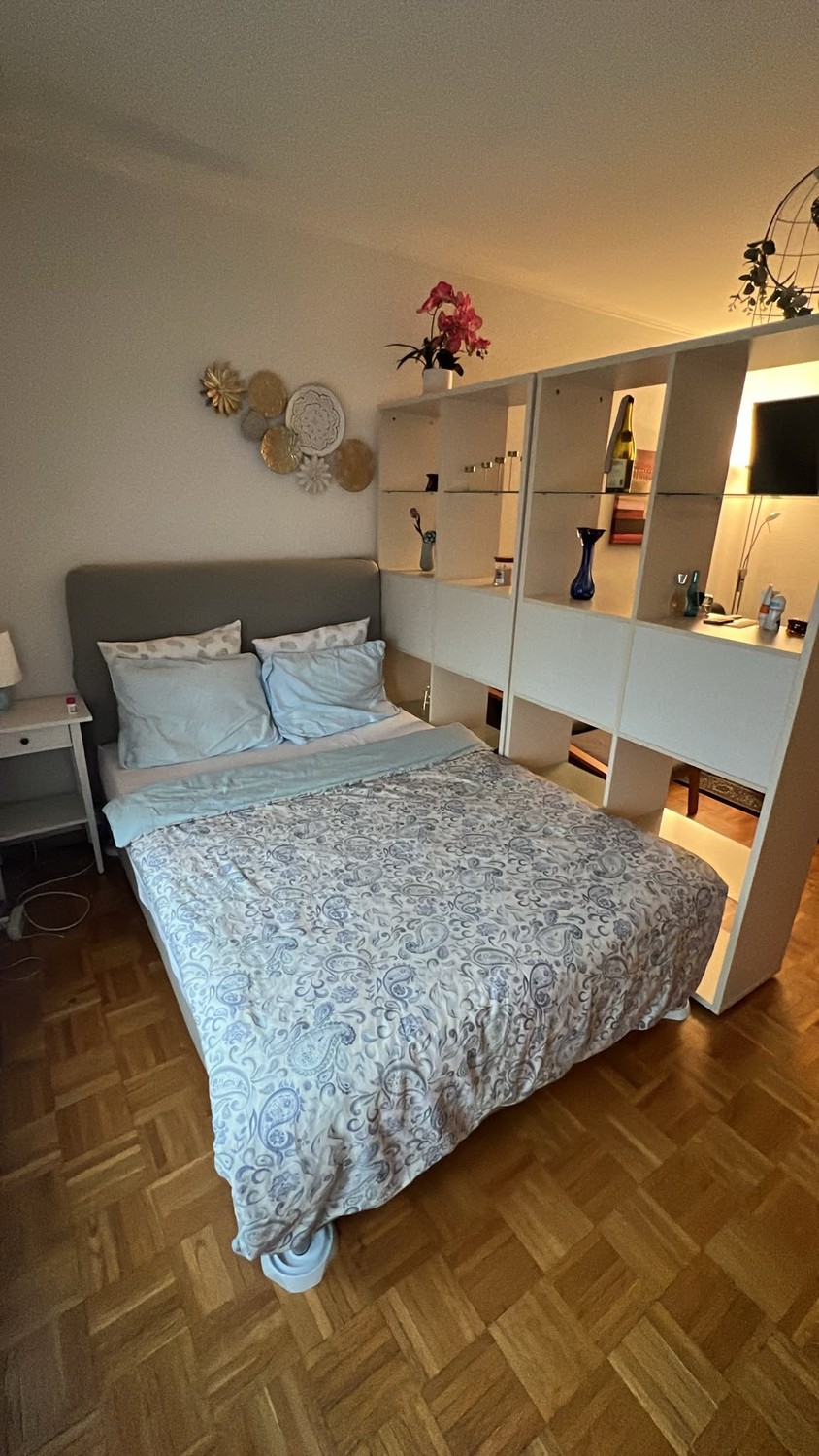 Appartement de 2 pièces
Centre-ville de Genève. Charmant appartement de deux pièces de 50 m².
Location directe du propriétaire

Situé à Plainpalais, au quatrième étage, cet appartement comprend :

Un hall d'entrée

Une cuisine séparée et équipée avec un coin repas

Une grande pièce principale avec d, photo 4 sur 5