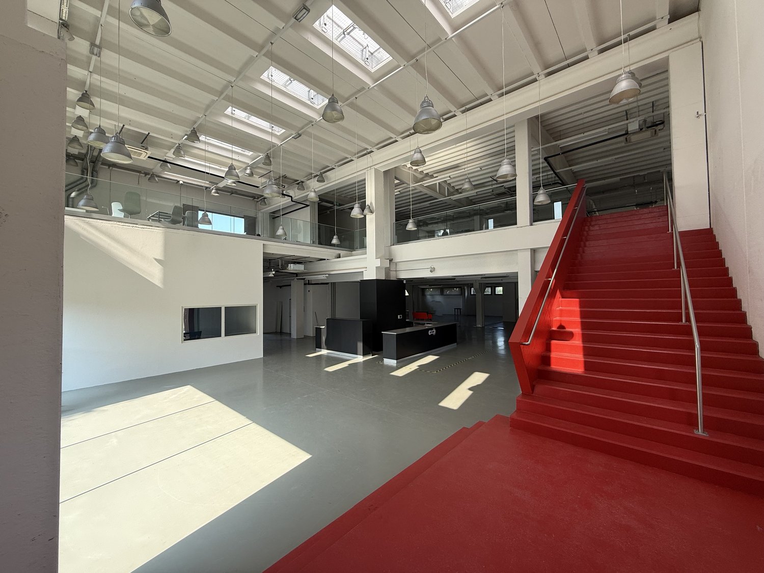 Magasin de 1940m², photo 3 sur 10