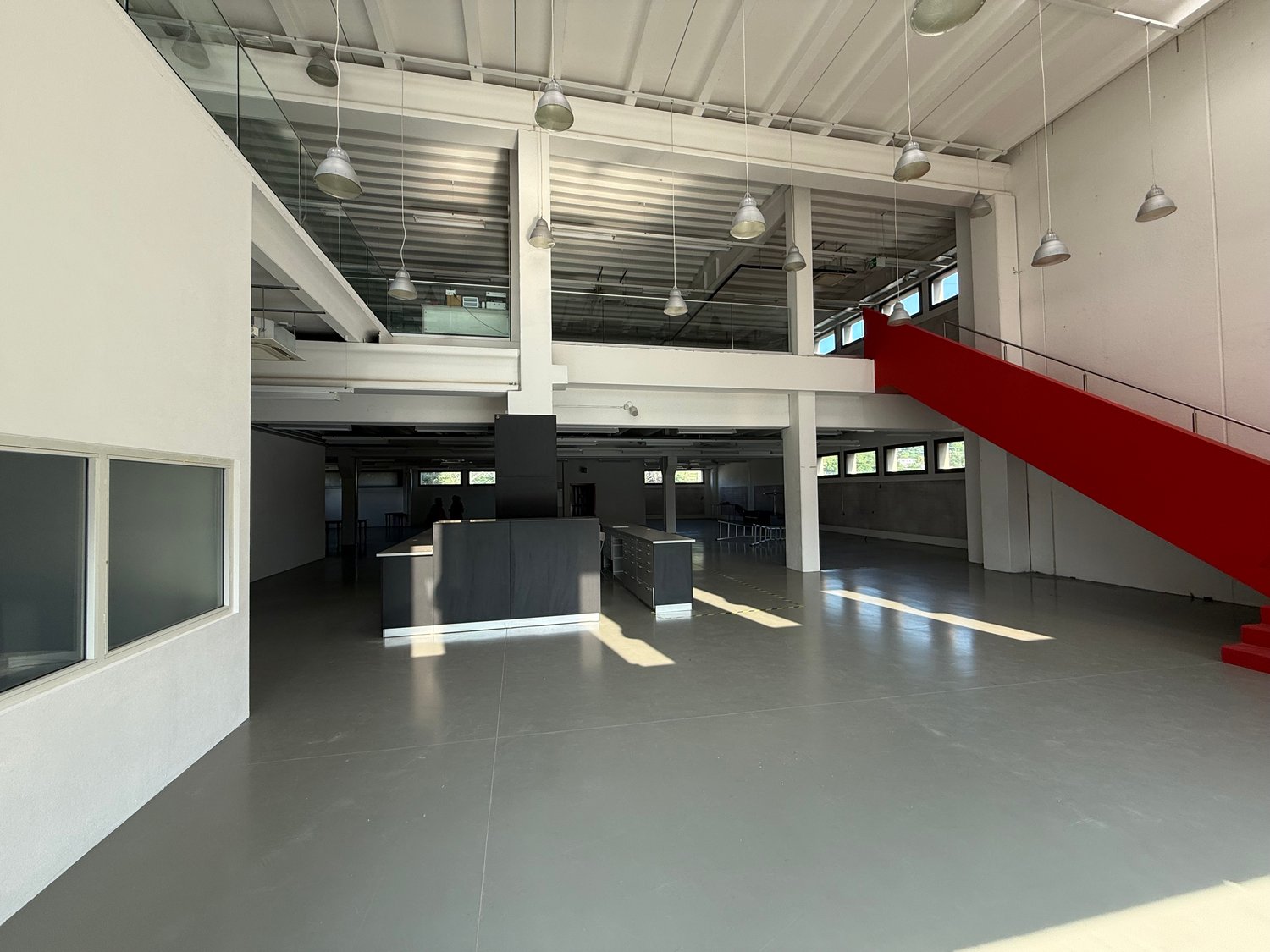 Magasin de 1940m², photo 1 sur 10