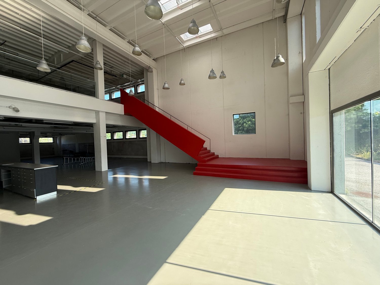Magasin de 1940m², photo 2 sur 10