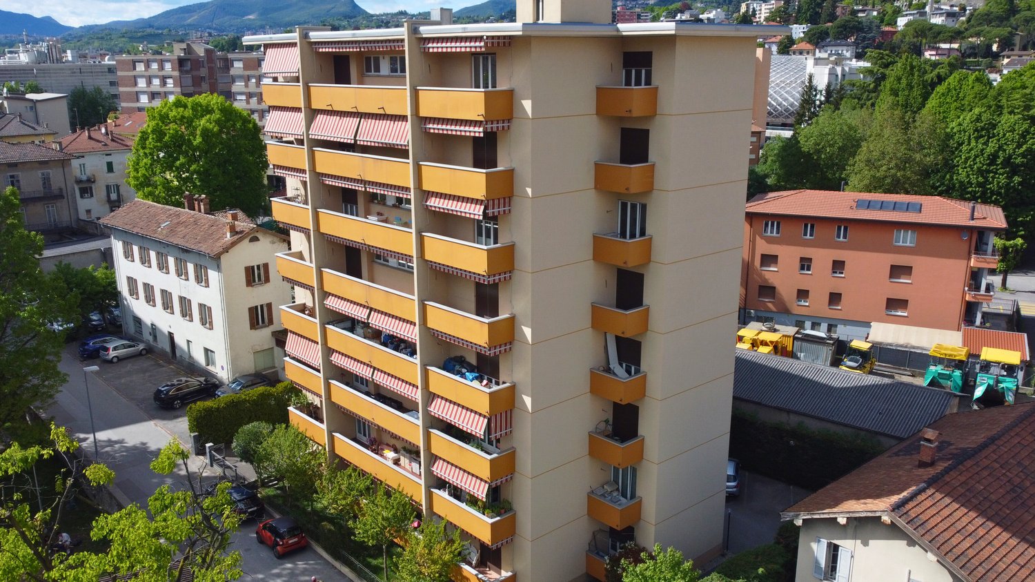 Appartement de 3 ½ pièces

A louer, lumineux appartement de 3.5 locaux au centre de Chiasso, dans une position stratégique et bien desservie.

A quelques minutes à pied de la gare FFS, de l'arrêt de bus et de tous les principaux services (banques, supermarchés, magasins, restaurants). Excellentes li
